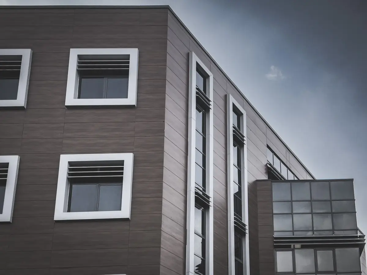 Exclusion des Vices Cachés dans la Vente Immobilière par une SCI : Analyse Juridique de la Qualité de Vendeur Professionnel.
